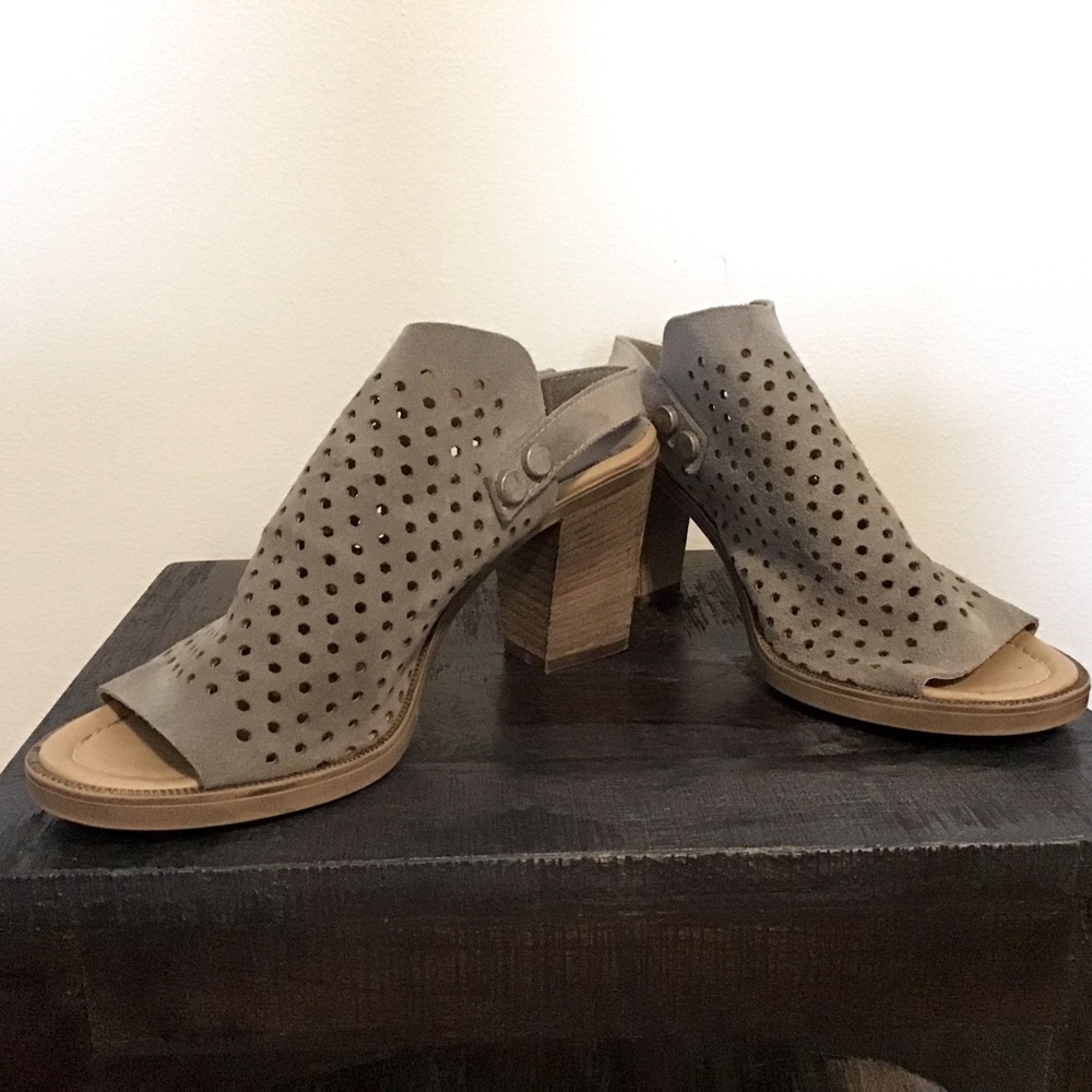 Barbara Barbieri chunky gray suede size 8, 3 inch wood heel.